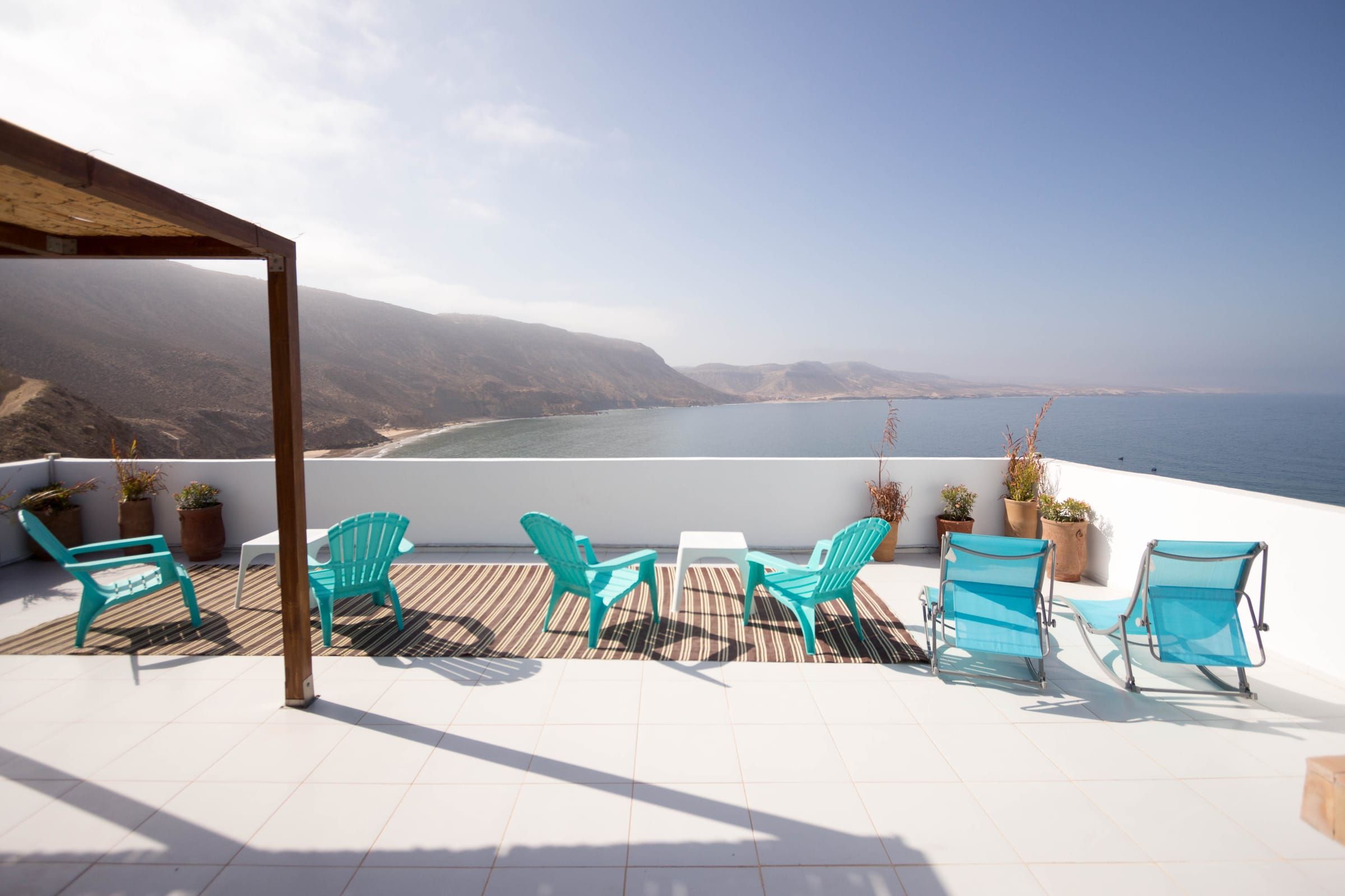 The rooftop and its turquoise chairs above the bay of Imsouane
